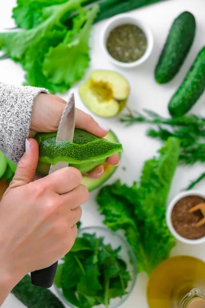Perempuan Memasak Salad Sayuran Hijau Segar Dan Herbal Memasak Makanan — Stok Foto