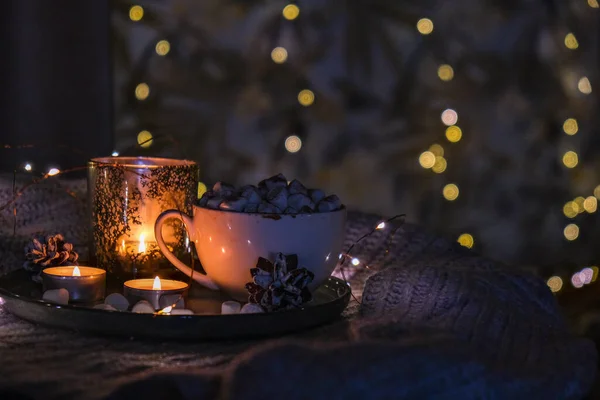 杯上有冬热可可豆和棉花糖在床上 圣诞灯 松果装饰 舒适的冬日 Hygge — 图库照片