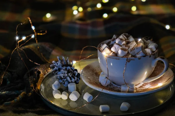 Coupe Avec Cacao Chaud Hiver Guimauves Sur Lit Lumières Noël — Photo