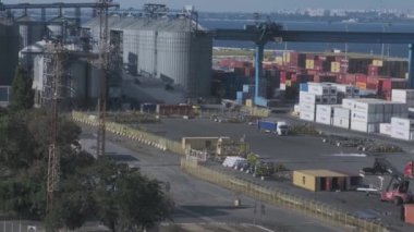 Odessa Ukrayna - Temmuz 2021: Toplu taşıyıcı gemi yük altında kıyı vinçleriyle yükleniyor. Deniz ticareti limanı faaliyeti. Denizcilik limanının kargo terminali. Lojistik endüstrisi