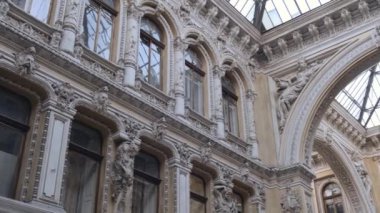 Odessa Ukrayna Temmuz 2021: Mimari Galeri Geçidi. Klasik binaların barok tarzı heykeltraşlık süslemeleri. Odessa Geçidi 'ndeki sanat balkonunda.