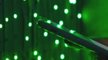 Akıllı telefonları olan kadın elleri caddedeki neon ışıkları kapatıyor. Yaşam tarzı. Akıllı telefon ya da dijital cihaz kullanarak internet bankacılığı için kolay ödeme. Uygulamayla iletişim, mağazada satılıktır. Sosyal medya. 4k