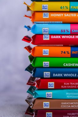 Kiev Ukrayna - Ekim 2021 Ritter çikolatalı spor barları. Alman çikolatası, farklı tatlar. Alfred Ritter GmbH Co tarafından yapılmış kare çikolatalı çikolata.