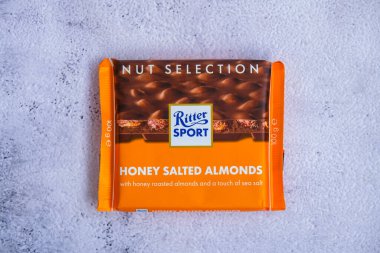 Kiev Ukrayna - Ekim 2021 'de ballı tuzlu deniz ürünleri tatları. Fındık seçmeli çikolatalı Ritter Alman çikolatası, farklı türde. Alfred Ritter GmbH Co tarafından yapılmış kare çikolatalı çikolata.