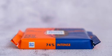 Kiev Ukrayna - Ekim 2021 Kakao lezzeti. Koyu doğal çikolata Ritter çikolatası Alman çikolatası, farklı türde. Alfred Ritter GmbH Co tarafından yapılmış kare çikolatalı çikolata.