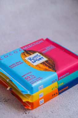 Kiev Ukrayna - Ekim 2021 Kakao lezzeti. Koyu doğal çikolata Ritter çikolatası Alman çikolatası, farklı türde. Alfred Ritter GmbH Co tarafından yapılmış kare çikolatalı çikolata.