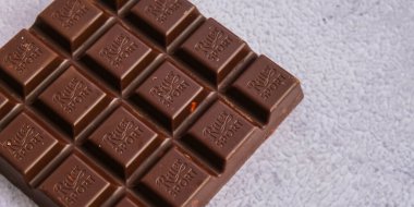 Kiev Ukrayna - Ekim 2021 Ritter çikolatalı spor barı. Alman çikolatası, farklı tatlar. Alfred Ritter GmbH Co tarafından yapılmış kare çikolatalı çikolata.