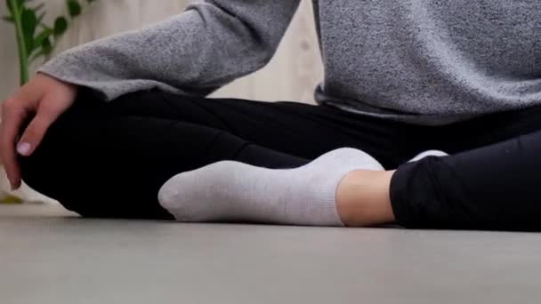 Ung tusenårig blond kvinna gör yoga motion lyssna ljud tutorial med hörlurar stretching fitness på balkong hem. Mindfulness meditation. Begreppet online-utbildning. Videolektioner — Stockvideo