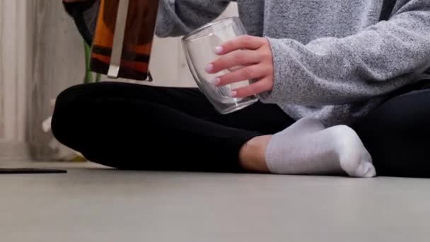 Junge blonde Millennial-Frau trinkt Tee und macht Yoga-Übungen Stretching Fitness auf dem Balkon zu Hause. Achtsamkeitsmeditation. Das Konzept der gesunden Ernährung, Umweltfreundlichkeit und Null — Stockvideo