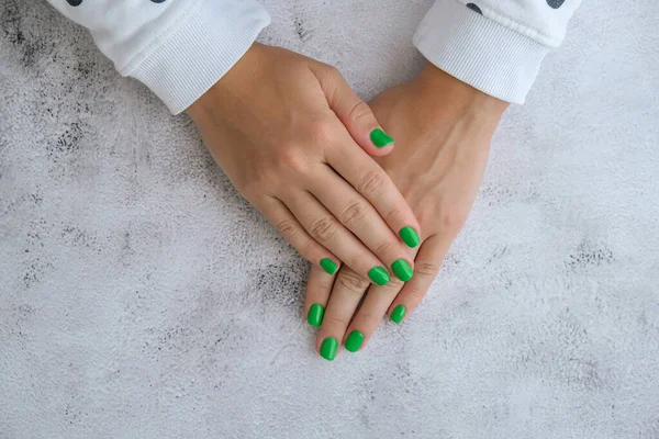 Χειροποίητα Γυναικεία Χέρια Κομψά Πράσινα Νύχια Μοντέρνο Μοντέρνο Μανικιούρ Καρφιά — Φωτογραφία Αρχείου