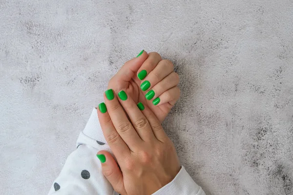 Mãos Femininas Cuidadas Com Unhas Verdes Elegantes Manicure Design Moderno — Fotografia de Stock