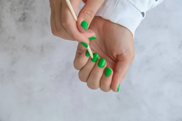 Mãos Femininas Cuidadas Com Unhas Verdes Elegantes Empurrar Cutícula Manicure — Fotografia de Stock