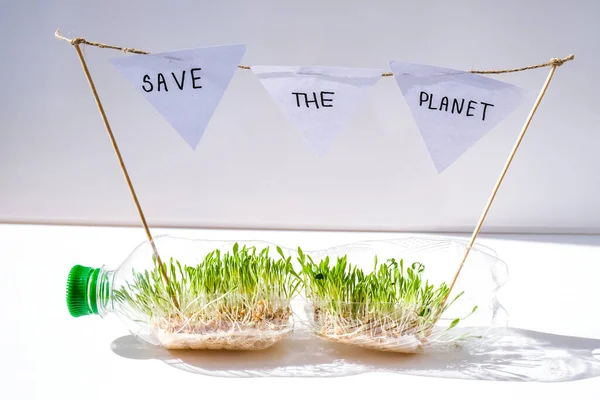 Salve Planeta Jovens Plantas Verdes Garrafa Plástico Ecologia Conversação Ambiental — Fotografia de Stock