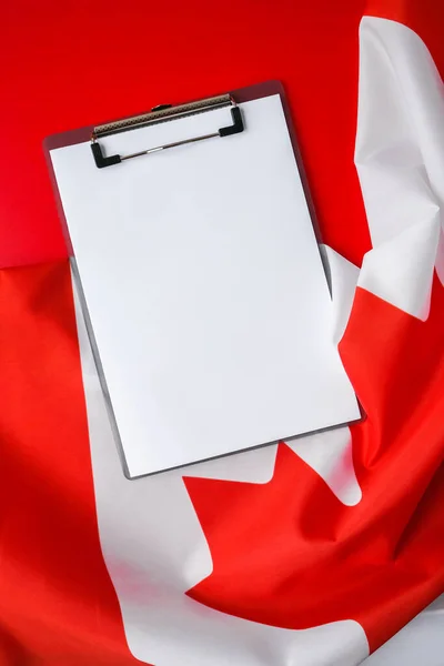 加拿大国旗The National Flag Canada 加拿大国旗或枫叶与空白纸笔记复制空间 游客或爱国心 国际关系概念 独立日 — 图库照片