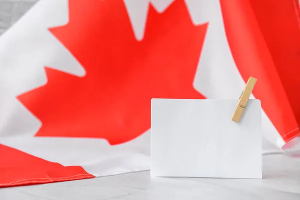 加拿大国旗The National Flag Canada 加拿大国旗或枫叶与空白纸笔记复制空间 游客或爱国心 国际关系概念 独立日 — 图库照片