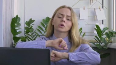 Evde bilgisayarda çalışan genç bir kadın. Dizüstü bilgisayarında çalışan mutlu, gülümseyen iş kadını. Çevrimiçi konferans dersi. Çevrimiçi eğitim öğrencisi