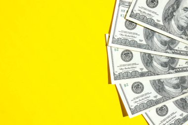Amerikan dolarları yaratıcı tasarım. İş konsepti, gelişim perspektifi. Düz yatıyordu. Üst Manzara. Asgari yaratıcılık modeli. Zenginlik ve refah finansmanı iş bütçesi. Franklin. Uzayı kopyala Sarı arkaplan
