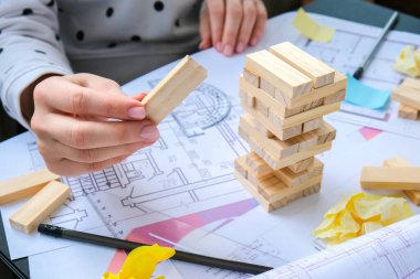 Mimar tasarımcı iç mimar yaratıcı işçi el evin masa mimarisi planı üzerine bir blok tahtası oyunu oynuyor, bir renk paleti. Kadın mimar ofis işyerinin planlarını çiziyor. Çalışma Alanı