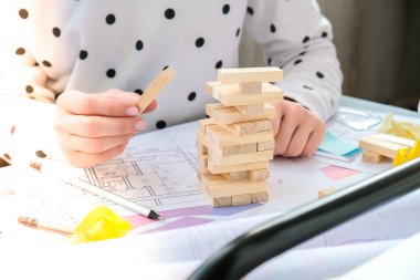 Mimar tasarımcı iç mimar yaratıcı işçi el evin masa mimarisi planı üzerine bir blok tahtası oyunu oynuyor, bir renk paleti. Kadın mimar ofis işyerinin planlarını çiziyor. Çalışma Alanı