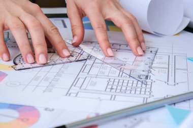 Eller kalemle açıölçer kullanır. Aletleri olan mimari proje çizimleri. Mimarlar işyeri. Mühendislik iç mimarının çalışma masası. Çalışma Alanı