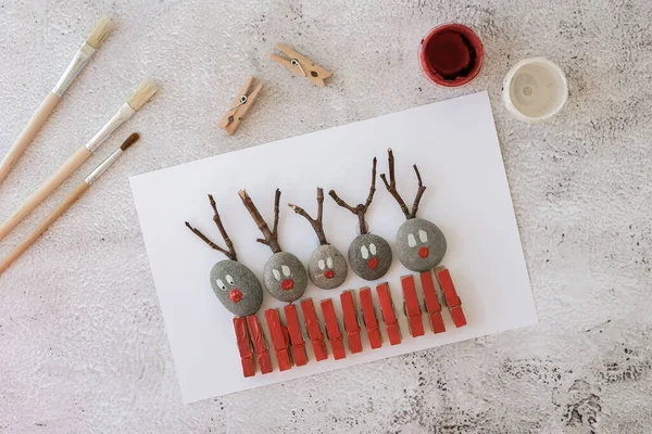 Diy Feliz Navidad Ciervo Tarjeta Postal Felicitación Hecha Guijarros Piedras —  Fotos de Stock