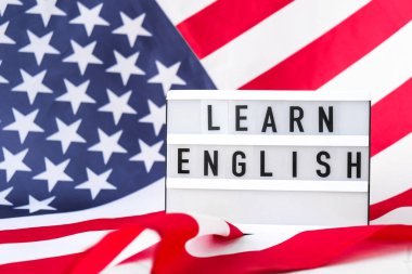 Amerikan bayrağı. Amerika Birleşik Devletleri 'nin İngiliz Bayrağı' nı öğrenin yazılı ışık kutusu. 4 Temmuz Bağımsızlık Günü. Amerikan vatanseverliği ulusal bayramı. Usa gurur duyuyor. Özgürlük kavramı