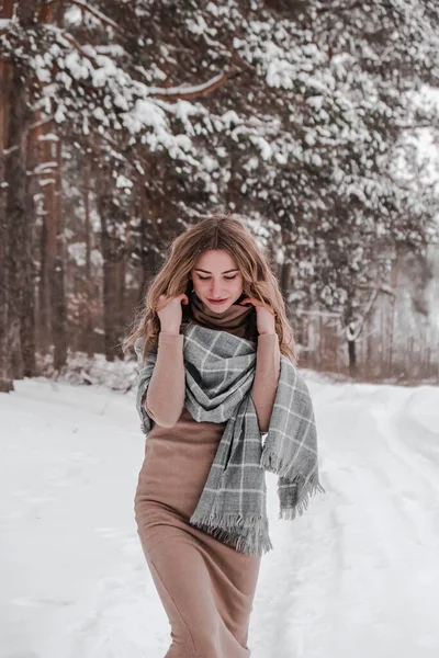 Šťastná žena v zimním lese pozadí. Mladá hezká dívka venku v lese. Portrét veselé krásné ženy. Zimní móda. — Stock fotografie