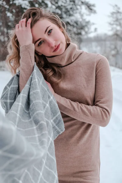 Mujer feliz en el fondo del bosque de invierno. Jovencita guapa en el bosque al aire libre. Retrato de una hermosa mujer alegre. Moda de invierno. — Foto de Stock