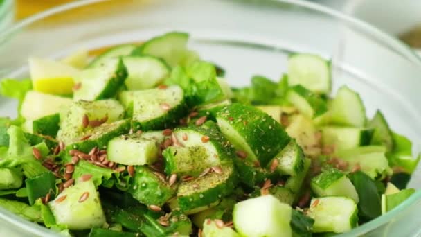 Femeie gătit salată de legume proaspete verzi și ierburi. Gătiți o dietă sănătoasă sau alimente vegetariene. Mâinile femeilor adaugă semințe de in. Rețetă pas cu pas . — Videoclip de stoc
