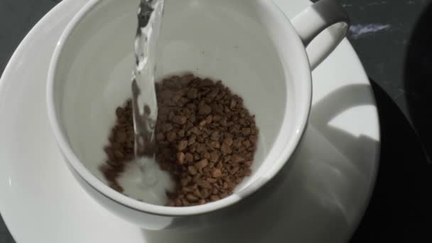 Barista zet thuis koffie. Warm water in White Cup Chocolade gieten. Verse ochtend giet over koffie close-up. — Stockvideo