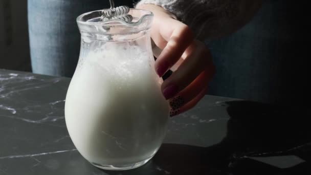 Die Milch in einem Becher mit einem Schaumaufschäumer schlagen. Handmixer für Milch vorhanden. Schaummilch mit Schaumstoff herstellen. Zubereitung von Milch für Kaffee. Schritt für Schritt — Stockvideo