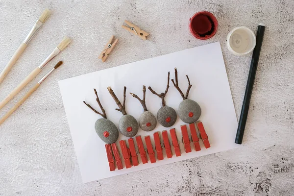 Diy Feliz Navidad Ciervo Tarjeta Postal Felicitación Hecha Guijarros Piedras —  Fotos de Stock