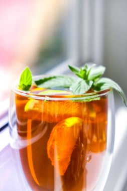 Limonlu siyah ve yeşil çay, tarçınlı çubuk ve nane yaprağı. Sıcak içecek. Sağlıklı Melissa çayı fincanda doğal organik aromatik içecek. Yaz, Sonbahar Kış Isınma İçeceği. Sağlıklı bitkisel çay.