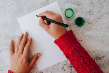 Tatilde çocuklar için el yapımı tebrik kartı hazırlıyorum. Parmaklarınla boya Mutlu Noeller ağacı. Üst Manzara. Adım adım. Kendiniz yapın. Mutlu yıllar Noel ağacı süslemesi