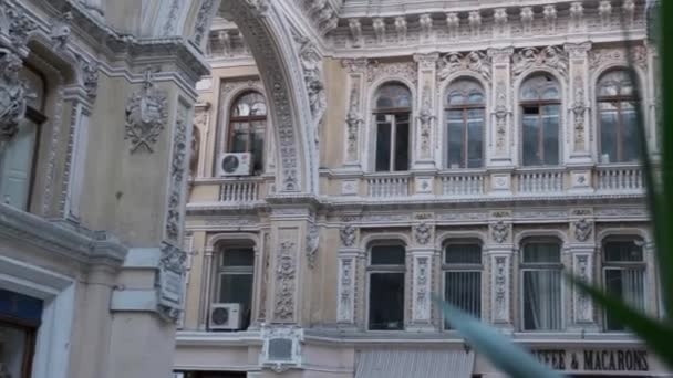 Odessa Ukrayna Temmuz 2021: Mimari Galeri Geçidi. Klasik binaların barok tarzı heykeltraşlık süslemeleri. Odessa Geçidi 'ndeki sanat balkonunda. — Stok video