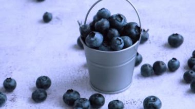 Arka planda küçük bir kovada yaban mersini. Sağlıklı organik mevsimlik meyve arka planı. Organik yiyecekler. Sağlıklı yaz atıştırması. Ağır çekim Süper Yemek