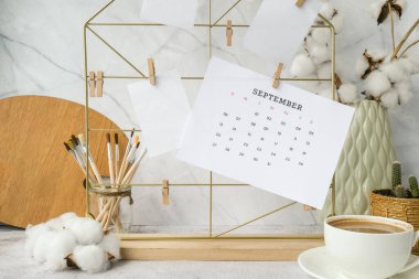 EYLÜL CALENDAR Kart ve posterleri şebeke panosundaki gibi. Uzayı kopyala Merkez ofis masaüstü. Serbest blog yazarlarının işyeri. Fırçalar ve palet araçları yaratıcı