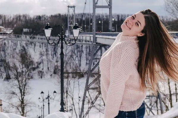 Красива молода жінка в трикотажному светрі в зимовому парку. Холодна погода на відкритому повітрі. Сніг Щасливий усміхнений портрет дівчини — стокове фото