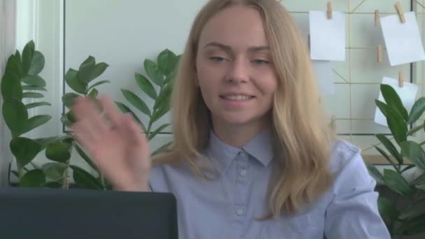 Νεαρή γυναίκα που δουλεύει σε υπολογιστή στο σπίτι. Ευτυχισμένη ευγνώμων χαμογελαστή επιχειρηματίας που δουλεύει στο λάπτοπ της. Διαδικτυακό σεμινάριο. Φοιτητής online εκπαίδευσης — Αρχείο Βίντεο