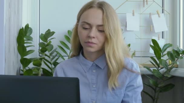 Junge Frau, die zu Hause am Computer arbeitet. Glücklich lächelnde Geschäftsfrau, die an ihrem Laptop arbeitet. Online-Nachhilfe für Konferenzen. Online-Bildungsstudentin — Stockvideo