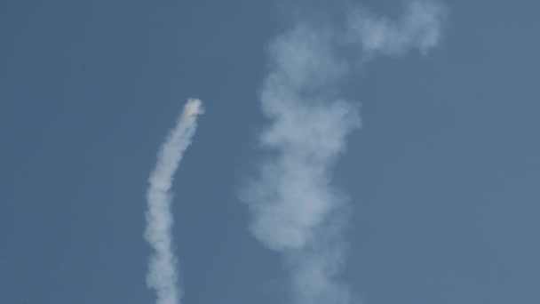 Kijev Ukrajna július 2021 Repülőgépek. Repülőgép alakzatban során aerobatikai kijelző, ahogy hurok és gördülő az égen. A repülőgép meghibásodott. Repülőgép-szerencsétlenségek — Stock videók