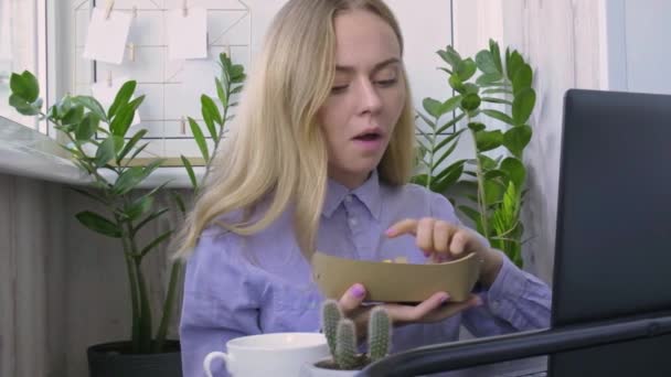 Frau mit Lunch Zero Waste Box, Essensausgabe Box mit gesunden Mahlzeiten Gewichtsverlust Diät-Menü, veganes Essen am Arbeitsplatz im Büro. Büroangestellte beim veganen Mittagessen am Arbeitsplatz — Stockvideo