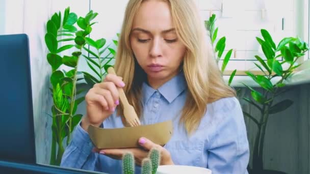 Woman holding lunch zero waste box, food delivery box with healthy meal weight loss diet menu, vegan food at workplace in office. Office employee having vegan lunch at workspace — Stock Video