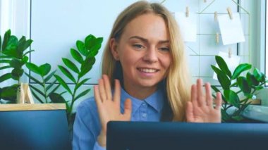 Evde bilgisayarda çalışan genç bir kadın. Bilgisayarında çalışan mutlu gülümseyen iş kadını. Çevrimiçi konferans dersi. Çevrimiçi eğitim öğrencisi