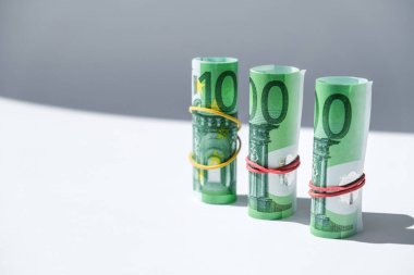 Euro para akışını kapat. Euro banknotu nakit para belirledi - AB para birimi. Lastik euro banknotlarıyla sarılmış. Zenginlik ve refah finansmanı iş bütçesi. Banknotlar farklı pozisyonlarda üst üste dizilmiş.
