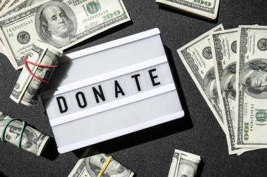 Üzerinde Amerikan doları banknotlarının etrafında siyah harflerle 