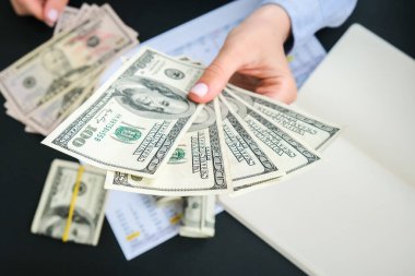 İş kadını, Amerikan dolarlarını sergiliyor. Yakın plan. Gelir ve İş Konsepti. Satış, rüşvet, yolsuzluk konsepti. El çabukluğu. Milenyum samimiyeti, otantik kadın elleri para sayıyor. Zenginlik ve refah iş bütçesi