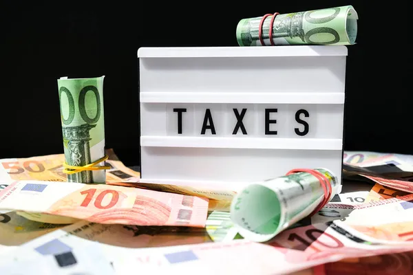 Scheda Lightbox Con Scritta Taxes Lettere Nere Intorno Alle Banconote — Foto Stock