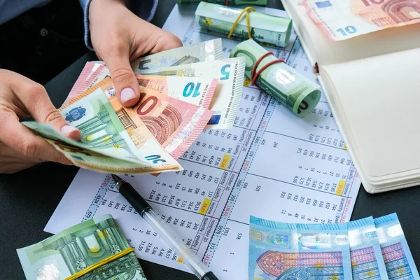 İş kadını nakit avroyu sergiliyor. Yakın plan. Gelir ve İş Konsepti. Satış, rüşvet, yolsuzluk konsepti. El çabukluğu. Milenyum 'un samimi, otantik kadın elleri para sayıyor. Zenginlik ve refah finansmanı iş bütçesi