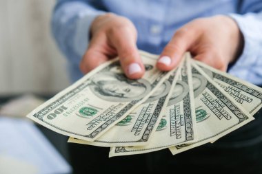 İş kadını, Amerikan dolarlarını sergiliyor. Yakın plan. Gelir ve İş Konsepti. Satış, rüşvet, yolsuzluk konsepti. El çabukluğu. Milenyum samimiyeti, otantik kadın elleri para sayıyor. Zenginlik ve refah iş bütçesi